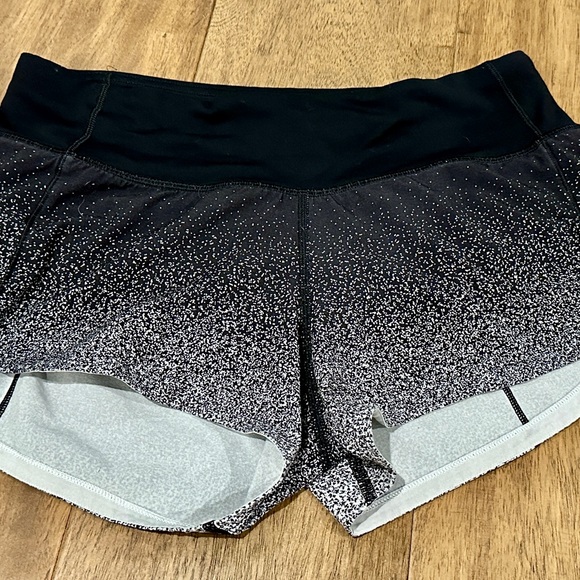 LULULEMON Speed Up Lined Swift Pockets Ombre Black White Reg 2.5” Inseam Size 2 - Picture 1 of 4